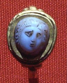 Roman Chalcedony - Ring with narrow shaft and oval box set with cameo of Medusa
A.D. 3rd century