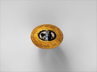 Roman Chalcedony - Banded agate intaglio set in a large gold ring
3rd century B.C.